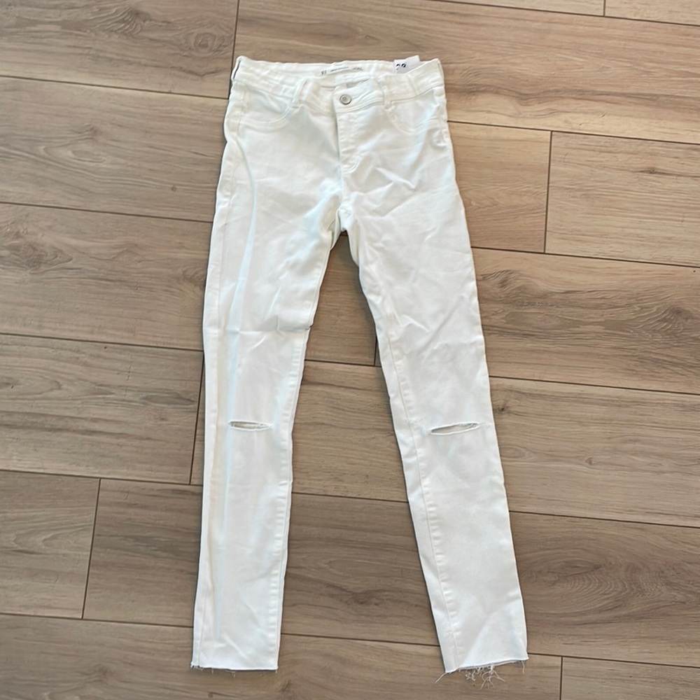 NWT - Zara Skinny Cropped White Ripped Jean, Size 6 in White